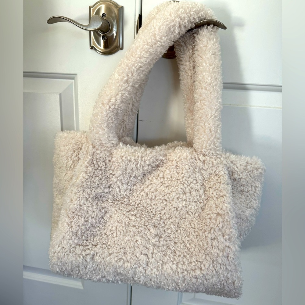 A new day faux fur shearling ivory handbag like new